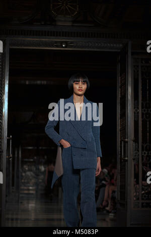 Ein Modell Vitrinen Design von Soe Jakarta während der London Fashion Week/Fashion Scout AW 18, 19. Februar 2018. London, England. Stockfoto