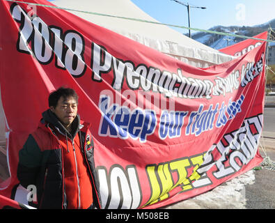 17 Februar 2018, Südkorea, Pyeongchang: Der Eigentümer eines Ski- und Snowboard Verleih, Bae sang Beom, der außerhalb des olympischen Bereich protestieren gegen die vollständige Schließung des kommerziellen ski Business im Phoenix Park. Die Teilnehmer der Kundgebung haben erhebliche wirtschaftliche Verluste zu akzeptieren. Mehrere Wettbewerbe in der Freestyle Skifahren und Snowboarden sind in das Skigebiet während der Olympischen Spiele in Pyeongchang. Foto: Dirk Godder/dpa Stockfoto