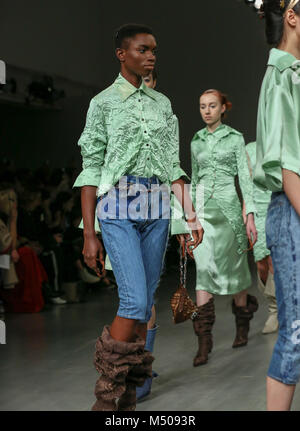 London, Großbritannien. 19. Februar, 2018. Modelle gehen Sie die Start- und Landebahn an der Faustino Steinmetz zeigen während der London Fashion Week Februar 2018 BFC. Credit: SOPA Images Limited/Alamy leben Nachrichten Stockfoto