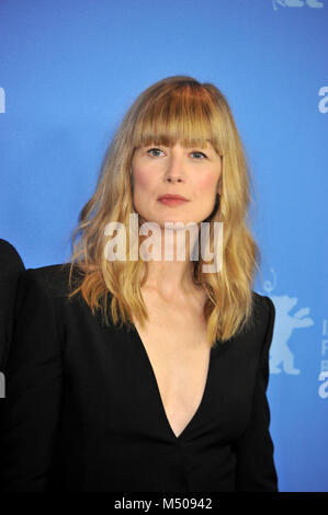 Berlin, Deutschland. 19 Feb, 2018. 68Th Berlin International Film Festival. Festival Internazionale del Cinema di Berlino 2018. Photocall Film "7 Tage in Entebbe". Im Bild: Rosamund Pike Credit: Unabhängige Fotoagentur/Alamy leben Nachrichten Stockfoto
