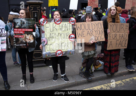 London, Großbritannien. 17. Februar 2018 Tierschützer protestieren gegen die Verwendung von tierischem Fell in der Modebranche außerhalb der Schauplatz für London Fashion Week. Mariusz Goslicki/Alamy leben Nachrichten Stockfoto
