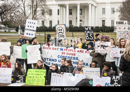 Washington, DC, USA. 19. Februar, 2018. Demonstranten vor dem Weißen Haus protest Regierung der langjährigen Untätigkeit Gun Control, folgenden tödlichen Schießen in einer South Florida High School von einem ehemaligen Schüler, 19-jährige Nikolas Cruz, der rechtlich eine AR-15 Sturmgewehr, die er verwendet, um 17 Schüler töten und zahlreiche andere Wunde gekauft hatte. Bob Korn/Alamy leben Nachrichten Stockfoto