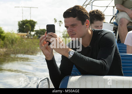 Weston, FL, USA. 18 Feb, 2018. Tennis großer Milos Raonic (CAN) nimmt eine Reise in die Sawgrass Erholungspark vor seinem Spiel an der ATP Champions Tour 2018 gehalten am Delray Beach Tennis Center am 18. Februar in Weston, Florida 2018. Credit: Hoo Me.Com/Media Punch/Alamy leben Nachrichten Stockfoto