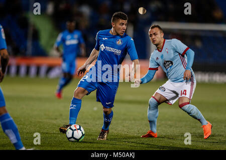 Francisco Portillo (Getafe CF) kämpft um den Ball mit Stanislav Lobotka (Celta de Vigo), La Liga Match zwischen Getafe CF vs Celta de Vigo im Coliseum Alfonso Perez Stadion in Madrid, Spanien, 19. Februar 2018. Credit: Gtres Información más Comuniación auf Linie, S.L./Alamy leben Nachrichten Stockfoto