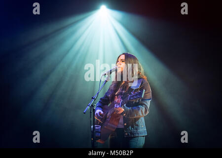 Glasgow, UK. 19 Feb, 2018. Englische singer Georgie führt auf der Bühne des alten Fruitmarket in Glasgow, Schottland. Credit: Roberto Ricciuti/Alamy leben Nachrichten Stockfoto