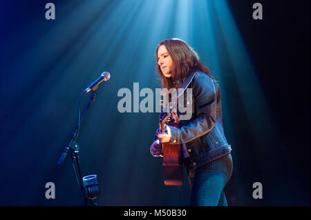 Glasgow, UK. 19 Feb, 2018. Englische singer Georgie führt auf der Bühne des alten Fruitmarket in Glasgow, Schottland. Credit: Roberto Ricciuti/Alamy leben Nachrichten Stockfoto