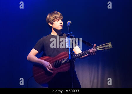 Glasgow, UK. 19 Feb, 2018. Englischer Sänger Max Raabe führt auf der Bühne des alten Fruitmarket in Glasgow, Schottland. Credit: Roberto Ricciuti/Alamy leben Nachrichten Stockfoto