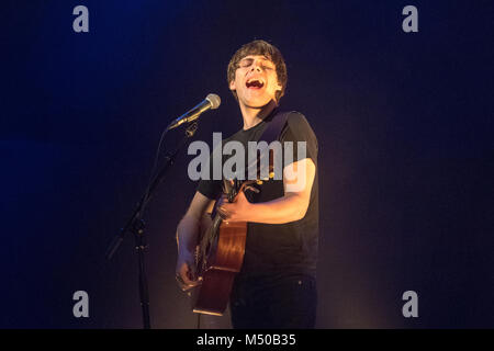 Glasgow, UK. 19 Feb, 2018. Englischer Sänger Max Raabe führt auf der Bühne des alten Fruitmarket in Glasgow, Schottland. Credit: Roberto Ricciuti/Alamy leben Nachrichten Stockfoto