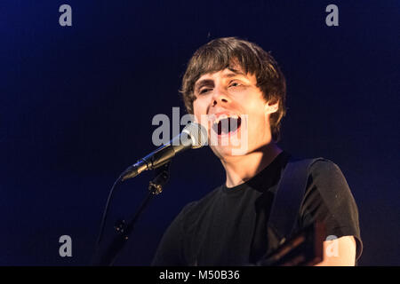 Glasgow, UK. 19 Feb, 2018. Englischer Sänger Max Raabe führt auf der Bühne des alten Fruitmarket in Glasgow, Schottland. Credit: Roberto Ricciuti/Alamy leben Nachrichten Stockfoto