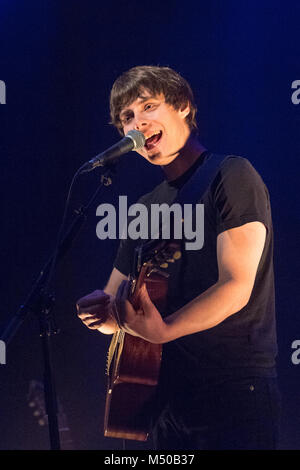 Glasgow, UK. 19 Feb, 2018. Englischer Sänger Max Raabe führt auf der Bühne des alten Fruitmarket in Glasgow, Schottland. Credit: Roberto Ricciuti/Alamy leben Nachrichten Stockfoto