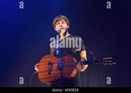 Glasgow, UK. 19 Feb, 2018. Englischer Sänger Max Raabe führt auf der Bühne des alten Fruitmarket in Glasgow, Schottland. Credit: Roberto Ricciuti/Alamy leben Nachrichten Stockfoto