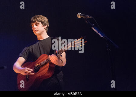 Glasgow, UK. 19 Feb, 2018. Englischer Sänger Max Raabe führt auf der Bühne des alten Fruitmarket in Glasgow, Schottland. Credit: Roberto Ricciuti/Alamy leben Nachrichten Stockfoto