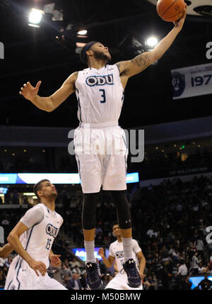 Februar 15, 2018 - Old Dominion Monarchen guard B.J. Stith (3) Erhält eine defensive Rebound während der UTSA Roadrunners vs Old Dominion Monarchen Spiel an Ted Konstante Zentrum in Norfolk, Virginia. Alte Herrschaft beat UTSA Aufzeichnung 100-62. Jen Hadsell/CSM Stockfoto