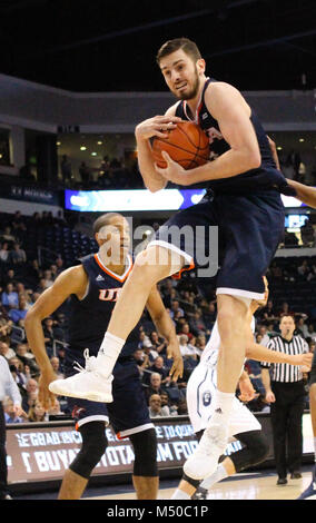 Februar 15, 2018 - Texas - San Antonio Roadrunners guard Austin Karrer (11) bekommt einen defensiv Rebound während der UTSA Roadrunners vs Old Dominion Monarchen Spiel an Ted Konstante Zentrum in Norfolk, Virginia. Alte Herrschaft beat UTSA Aufzeichnung 100-62. Jen Hadsell/CSM Stockfoto