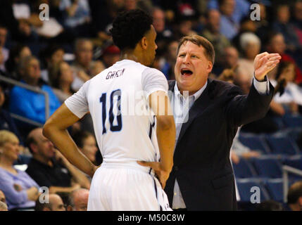 Februar 15, 2018 - Old Dominion Monarchs Head Coach Jeff Jones spricht mit der alten Herrschaft Monarchen guard Xavier Grün (10) Während der UTSA Roadrunners vs Old Dominion Monarchen Spiel an Ted Konstante Zentrum in Norfolk, Virginia. Alte Herrschaft beat UTSA Aufzeichnung 100-62. Jen Hadsell/CSM Stockfoto