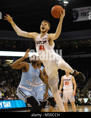 Februar 17, 2018 - UTEP Miners Zentrum Matt Willms (41) schießt den Ball während der Utep Miners vs Old Dominion Monarchen Spiel an Ted Konstante Zentrum in Norfolk, Virginia. Alte Herrschaft beat UTSA 82-33. Jen Hadsell/CSM Stockfoto