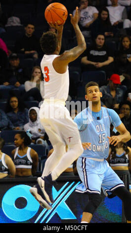 Februar 17, 2018 - UTEP Miners guard Evan Gilyard (3) schießt den Ball während der Utep Miners vs Old Dominion Monarchen Spiel an Ted Konstante Zentrum in Norfolk, Virginia. Alte Herrschaft beat UTSA 82-33. Jen Hadsell/CSM Stockfoto