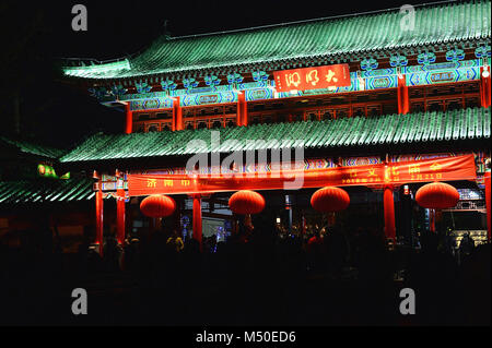 Jinan, Provinz Shandong in China. 19 Feb, 2018. Touristen genießen den Ausblick bei Nacht Daming Lake Scenic Area in Jinan, der Hauptstadt der ostchinesischen Provinz Shandong, 19.02.2018. Credit: Feng Jie/Xinhua/Alamy leben Nachrichten Stockfoto