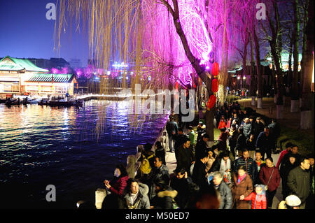 Jinan, Provinz Shandong in China. 19 Feb, 2018. Touristen genießen den Ausblick bei Nacht Daming Lake Scenic Area in Jinan, der Hauptstadt der ostchinesischen Provinz Shandong, 19.02.2018. Credit: Feng Jie/Xinhua/Alamy leben Nachrichten Stockfoto