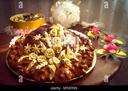 Die Flitterwochen werden von Eltern begrüßt und zu Hochzeit Wohnwagen, Torte, Brautjungfern behandelt, Wohnwagen Stockfoto