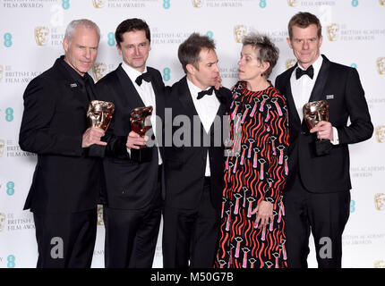 Foto muss Gutgeschrieben © Alpha Presse 079965 18/02/2018 Martin McDonagh, Peter Czernin und Graham Broadbent, Gewinner der ausstehenden British Film Award, Sam Rockwell, Gewinner der besten Nebendarsteller Award und Frances McDormand, Sieger der Beste Hauptdarstellerin EE Bafta British Academy Film Awards 2018 in der Royal Albert Hall in London Stockfoto