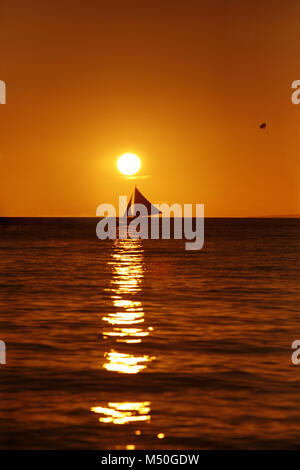 Treibenden Boot auf einen Sonnenuntergang Stockfoto