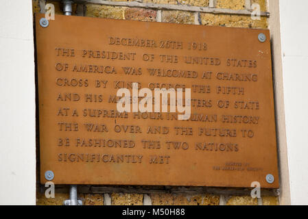 Plaque commemorating visit by US president Woodrow Wilson at Charing Cross Station visiting King George V in 1918. Erected by the Angle Kin Society Stockfoto