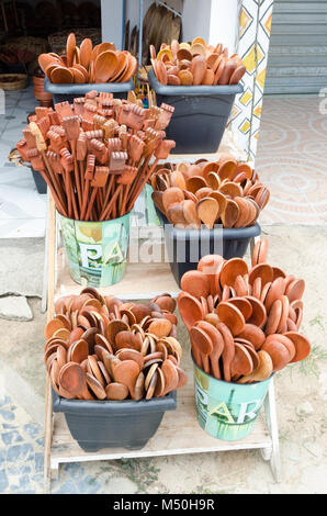 Handgefertigte Holzlöffel zusammen gruppiert und zu einem kunsthandwerksmesse in Brasilien verkauft. Stockfoto