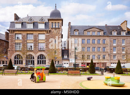 Rue des Frères F et Jm Lamennais, Saint Malo, Bretagne, Frankreich. Die Alte Post ist auf der linken Seite. Stockfoto