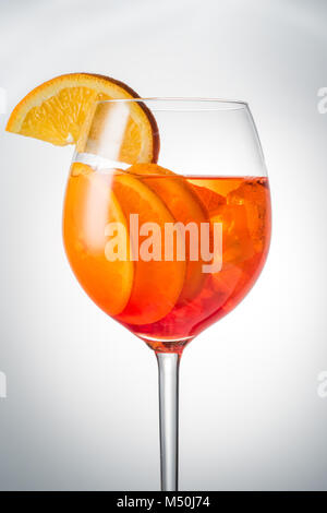 Trendy beliebte italienische trinken Sommer erfrischende schwach Alkoholischen Cocktail Aperol Spritz in einem Glas Glas mit Eis mit Orangenscheiben auf Pfingstmontag eingerichtet Stockfoto
