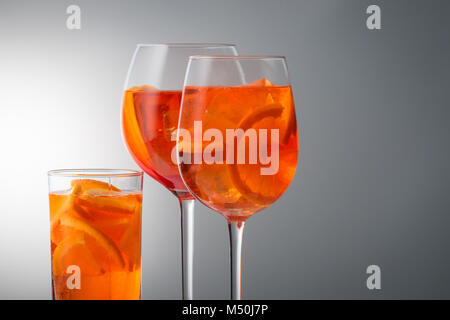 Trendy beliebte italienische trinken Sommer erfrischende schwach Alkoholischen Cocktail Aperol Spritz in einem Glas Glas mit Eis mit Orangenscheiben auf Pfingstmontag eingerichtet Stockfoto