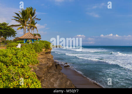 Strand in der Nähe von Tanah Lot Tempel - Bali, Indonesien Stockfoto