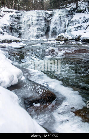 Wasserfall im verschneiten Wald. Winter Mumlava Wasserfall in Harrachov, Riesengebirge, Tschechische Republik Stockfoto