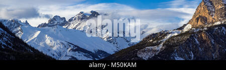 Panoramablick auf die Pelvoux Gebirge (Pelvoux und Sialouze Gletscher) in den Nationalpark Ecrins. Alpes-de-Haute-Provence, Alpen, Frankreich Stockfoto