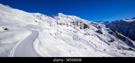 Panoramablick auf den Hängen des Orcieres-Merlette Skigebiet im Winter. Hautes-Alpes, Nationalpark Ecrins, Champsaur, Alpen, Frankreich Stockfoto