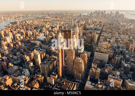 Luftbild bei Sonnenuntergang von Manhattan unten 30. Straße (entlang der 5th Avenue) einschließlich Midtown, Flatiron District, Chelsea, East Village ein Lower Manhattan. Stockfoto