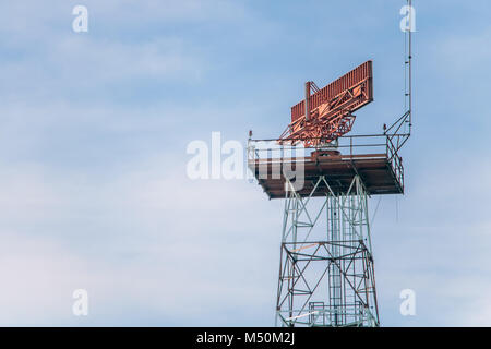 Das radar rotiert auf den Turm. Das Radar arbeitet auf der Stahlkonstruktion. Stockfoto