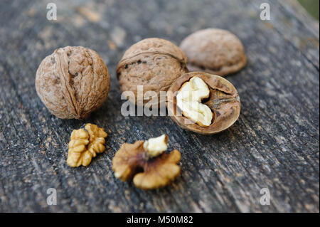 Walnüsse am alten Holzbrett Stockfoto