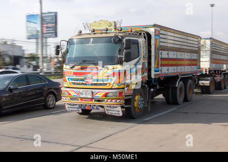 BANGKOK, THAILAND, 18.November 2017, ein Lkw mit traditioneller Dekoration Fahrt auf der Straße in der Stadt gemalt. Stockfoto