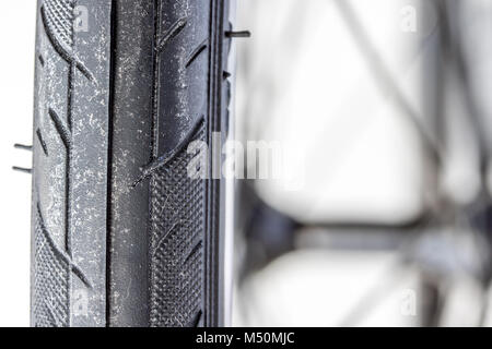 Nahaufnahme und Laufflächenprofil des Fahrrades. Detail des Reifens von Road Bike. Stockfoto