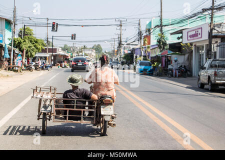 THAILAND, Dec 10 2017, den Verkehr in den Straßen der Provinzstadt, Thailand. Motorrad mit Laderaum trägt Passagier. Stockfoto