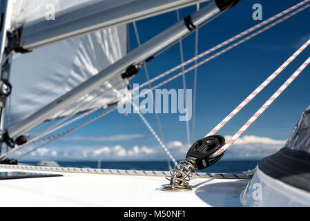 Linien auf einer Segelyacht Stockfoto