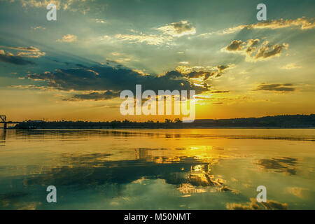 Atemberaubenden Sonnenuntergang Farben in den Fluss wider Stockfoto