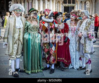 Gruppe von Nachtschwärmer in Tracht gekleidet am Karneval in Venedig Stockfoto