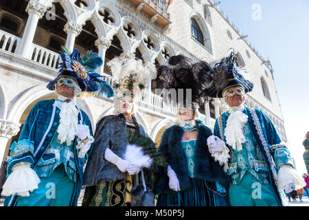 Zwei Paare tragen achtzehnten Jahrhundert Kostüm Karneval in Venedig Stockfoto