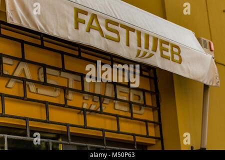 RAVENNA, Italien - 15. FEBRUAR 2018: fastweb Zeichen der Straße Shop. Der italienische Finanzminister guard prüft die Zentrale von Fastweb für Arrangements wieder Stockfoto