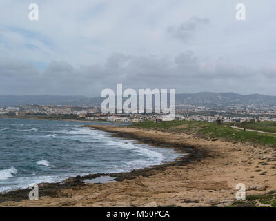 Blick entlang der Küste weg in Richtung Paphos Kefalos Beach und Pano Pafos Old Market Area in der Oberen Stadt Zypern Stockfoto