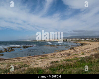 Blick von der Küste weg in Richtung Paphos Kefalos Beach und Pano Pafos Old Market Area Oberstadt Zypern auf einen schönen Februar Winter tag Wetter Stockfoto