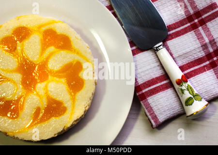 Neu gemacht Lemon Cheese Cake auf Küche Tisch bereit zu dienen Stockfoto