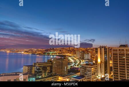 Valparaiso in Chile mit dem Pazifischen Ozean vor Sonnenaufgang Stockfoto